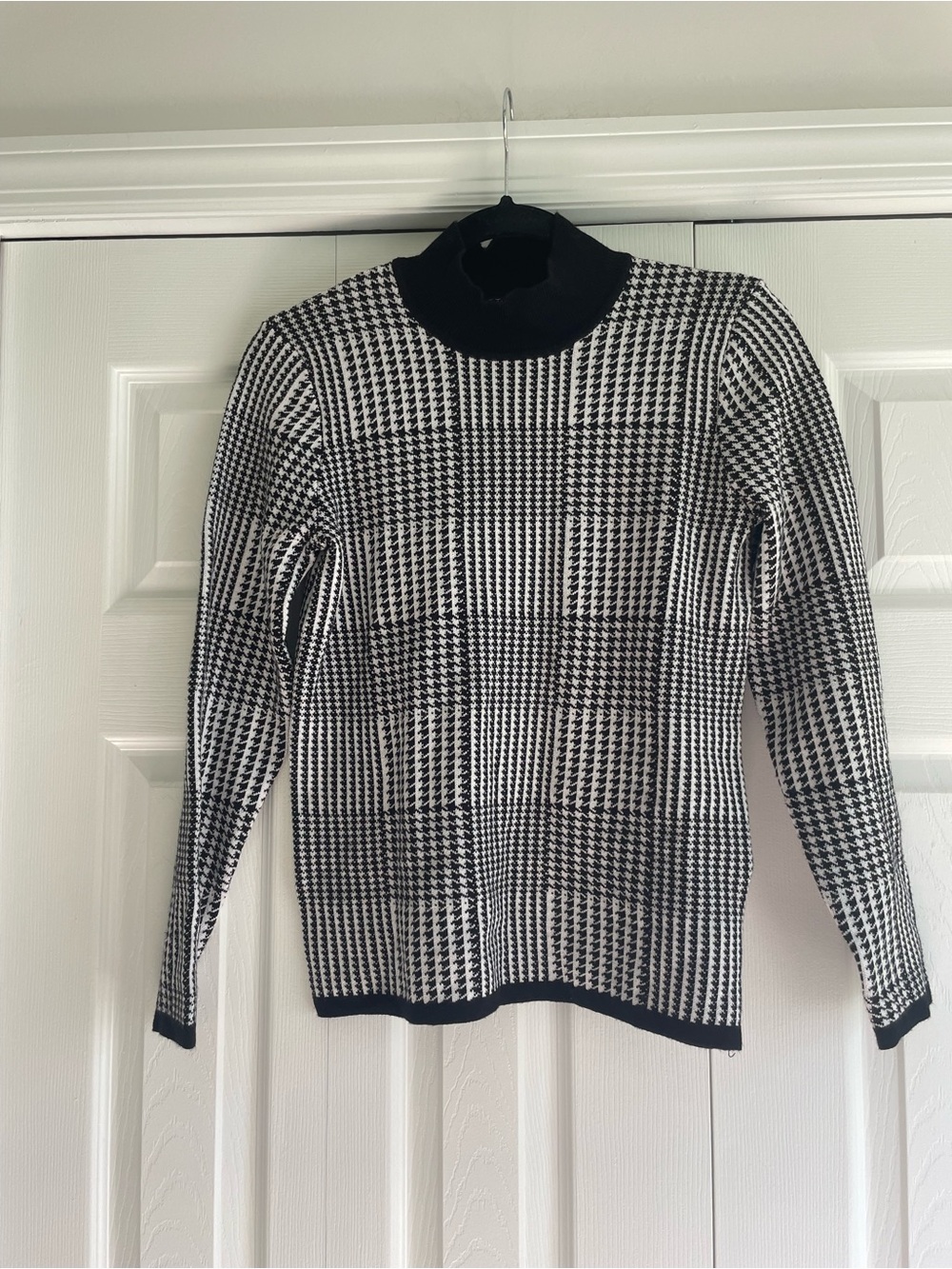 Tahari Black & White Houndstooth Turtleneck Sweater
